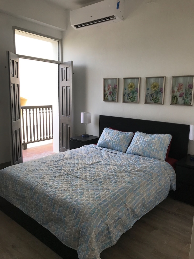 Suite #33 (With Balcony) photo 2