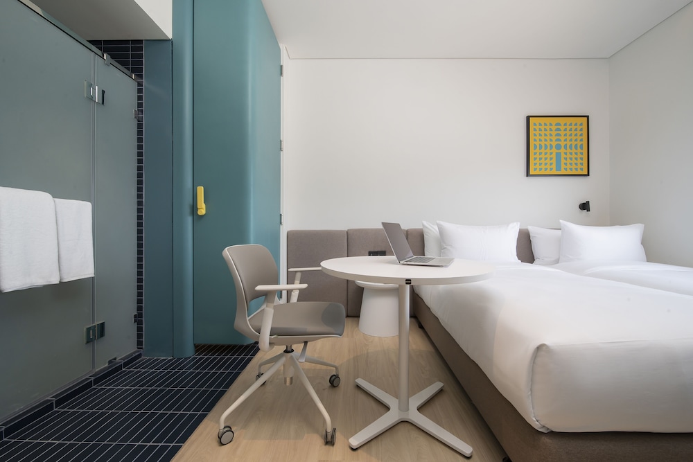 Standard Twin Room - Photo 11