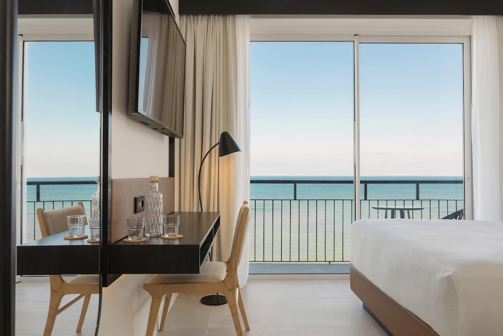 Deluxe Room, 1 King Bed, Sea View (Balcony) - Photo 5