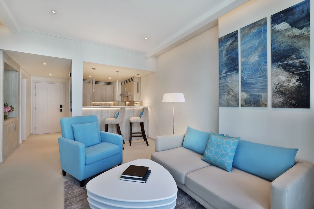 Superior 1 Bedroom Apartment with Balcony, Rooftop Pool Access, Shuttle to Mall Of Emirates photo 3