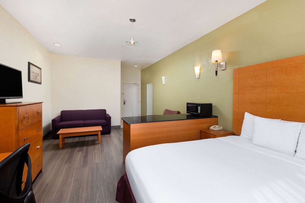 Deluxe Room, 1 King Bed, Accessible, Non Smoking (Mobility/Hearing) photo 1