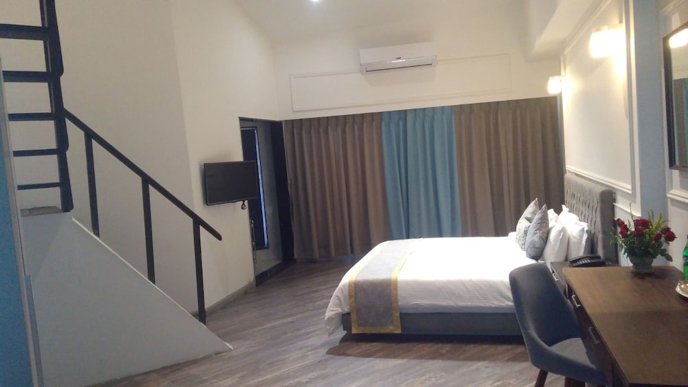 Premier Family Attic Room - Photo 2