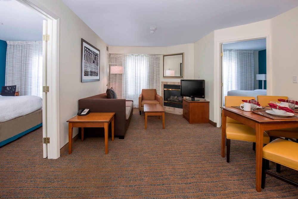 Suite, 2 Bedrooms, Fireplace - Photo 1