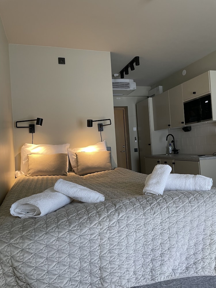 Gardenview Studio (1006)