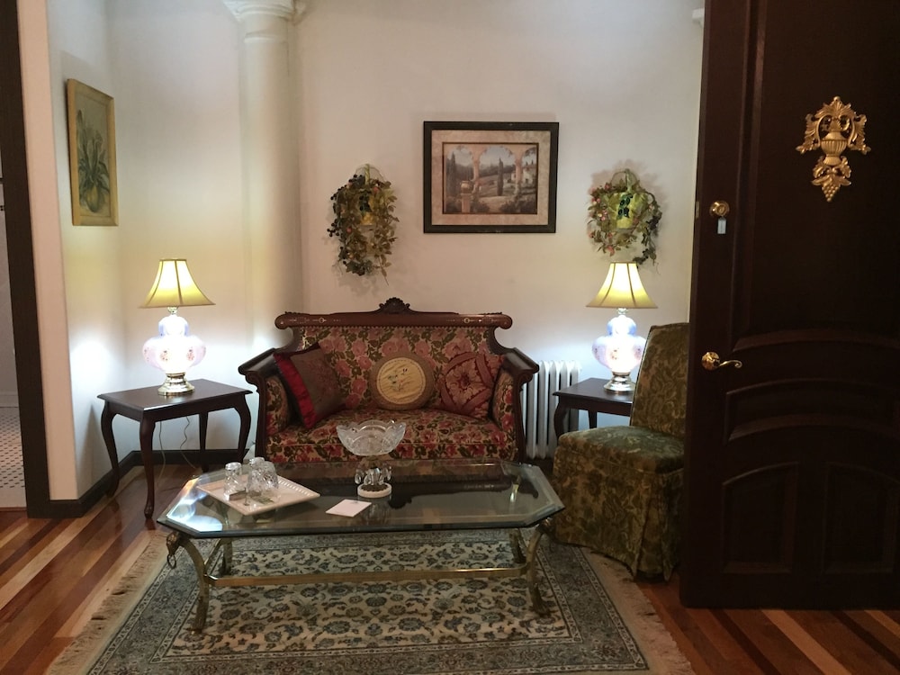 Luxury Suite, 1 King Bed (Gardens of Babylon) photo 3