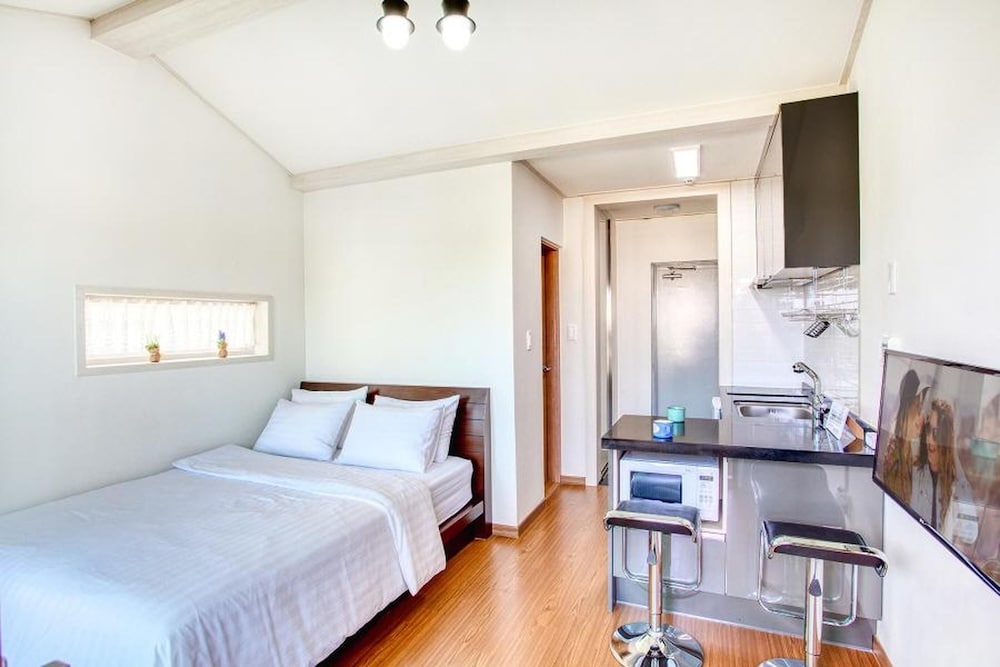 Basic Room, 1 Bedroom (Building C 2nd Floor (Random4)) - Photo 7