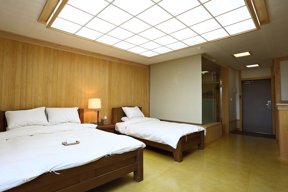Standard Room (Bed, Free Nature Park) - Photo 7