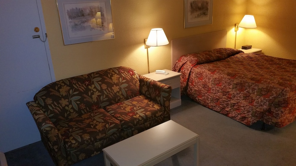 Standard Room, 1 Queen Bed, Smoking, Refrigerator & Microwave photo 3