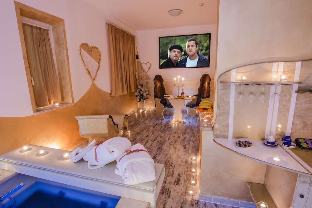 Exclusive Suite, Multiple Beds, Hot Tub photo 3