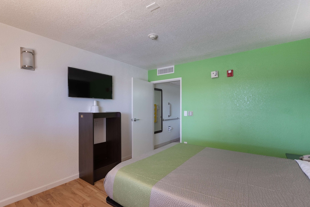 Deluxe Suite, 1 Queen Bed, Non Smoking, Kitchenette - Photo 3