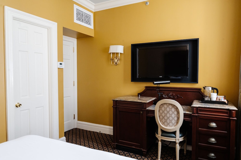 Queen Room (24/7 Front Desk) - Photo 2