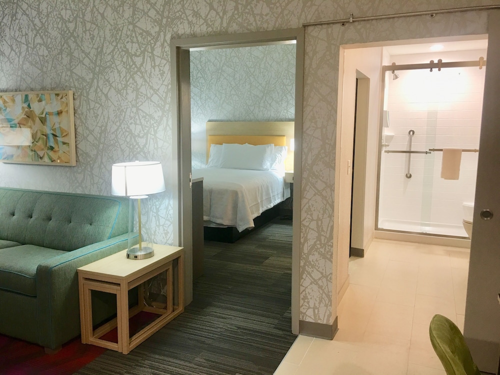 Suite, 1 Queen Bed, Accessible (Roll-in Shower) photo 2