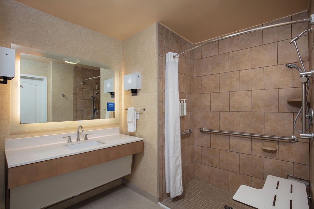 Suite, 1 King Bed, Accessible (Hearing) - Photo 5