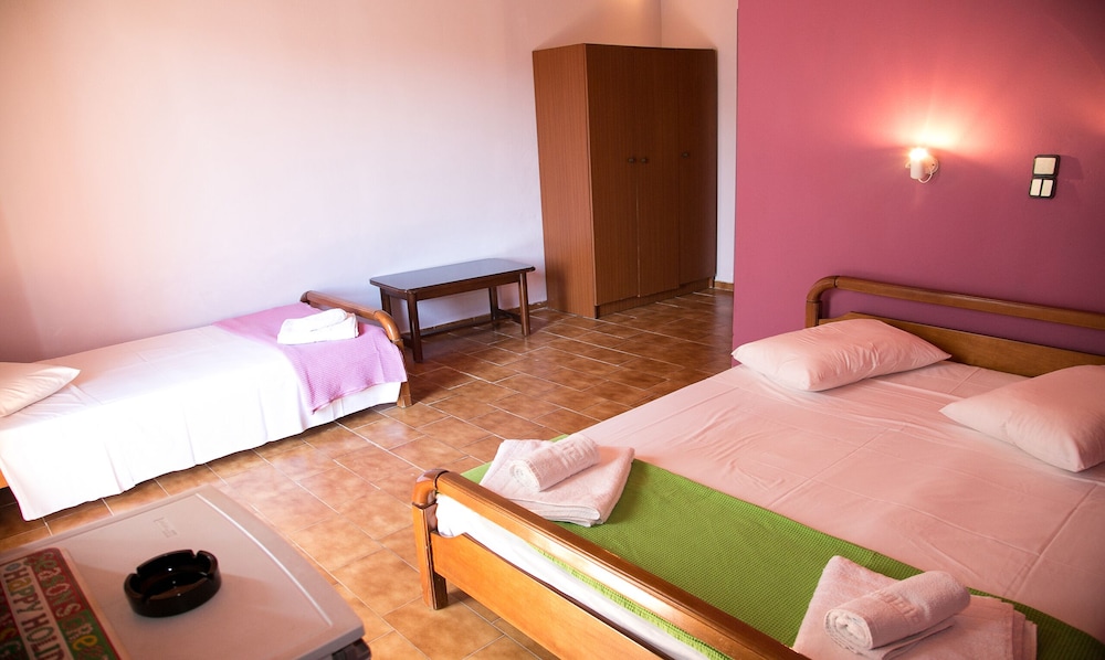Economy Triple Room photo 2