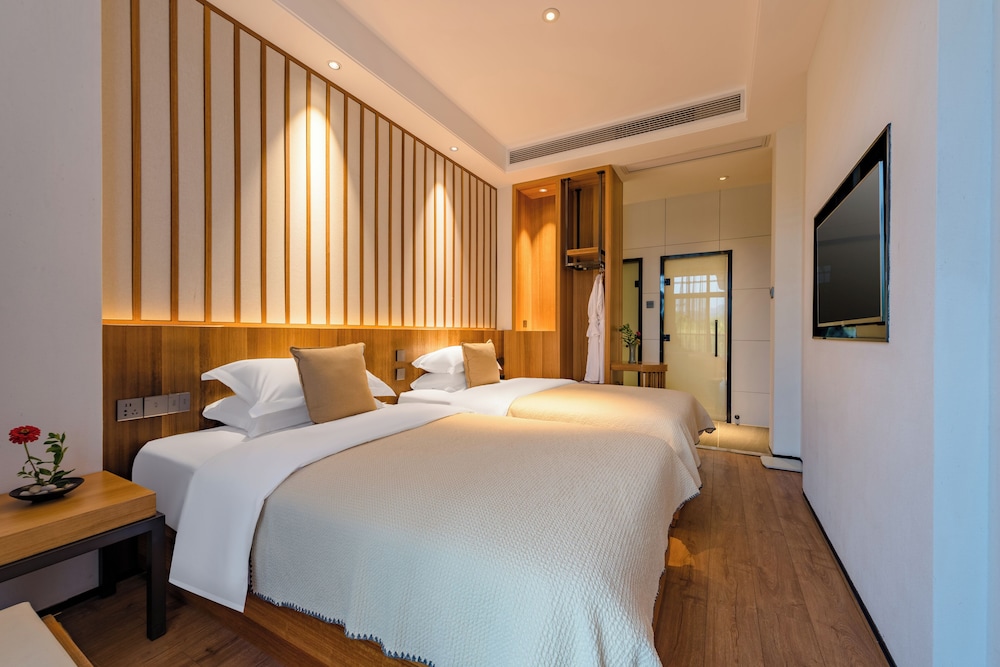 Standard Double or Twin Room, Mountain View photo 3