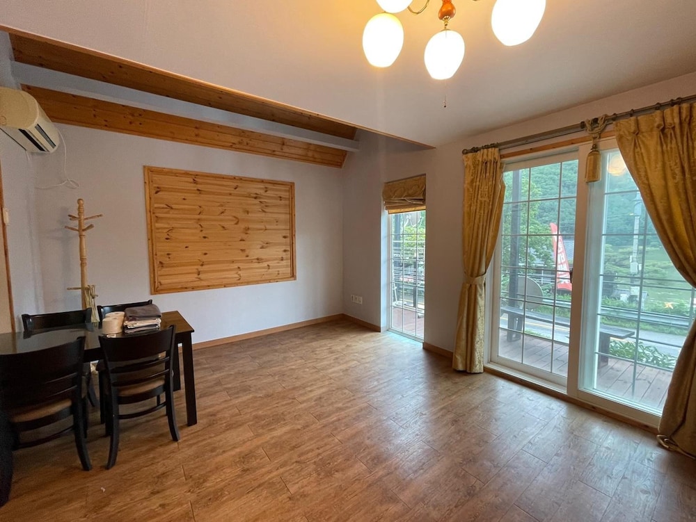 Basic Room, 1 Bedroom (Lake 303)