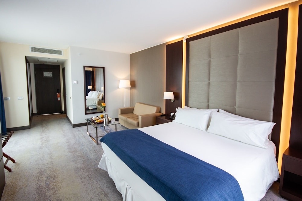 Junior Suite, 1 Queen Bed, Non Smoking, Terrace (Single) photo 2