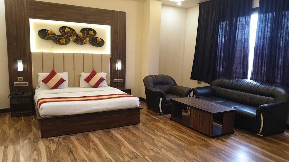 Suite - Photo 1