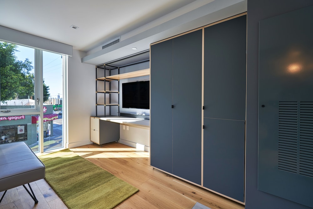 Premier Suite (Full Bed) thumbnail 5