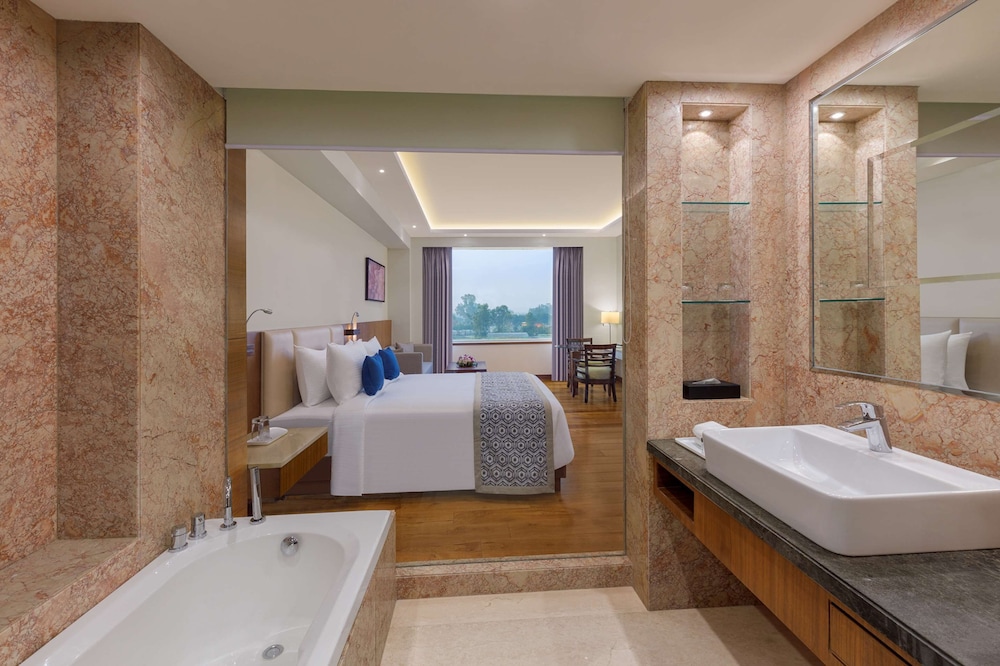 Junior Suite, 1 Double Bed, Bathtub - Photo 12