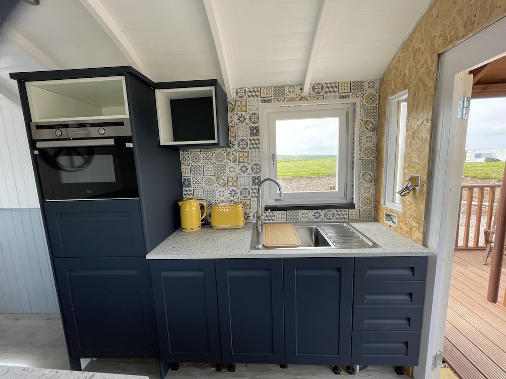 Cabin, Ensuite (The Shepherd's Hut + Hot tub) photo 3
