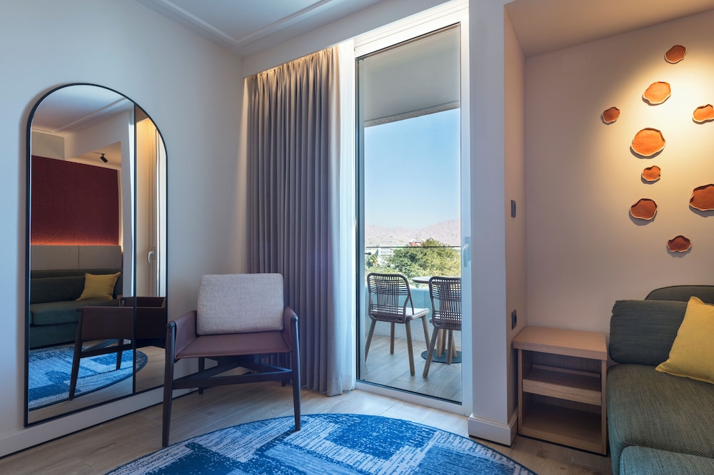 Room, Pool View