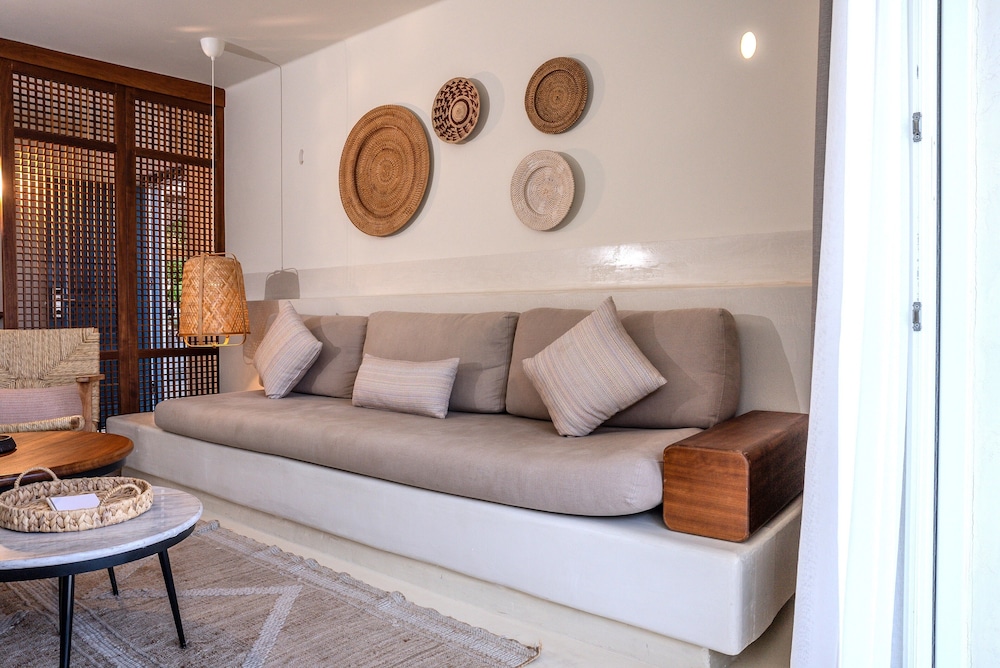 Suite, 1 Queen Bed, Garden View