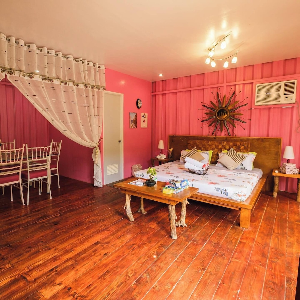 Family Room, 1 King Bed photo 3