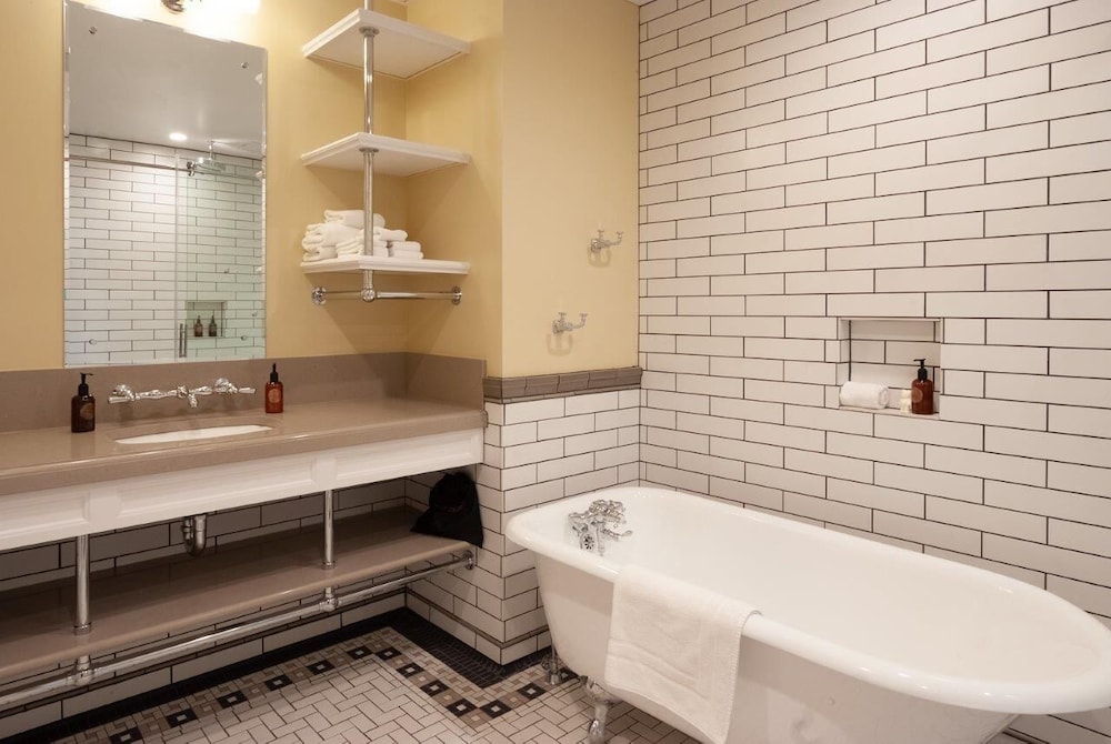 Suite 2 Queen