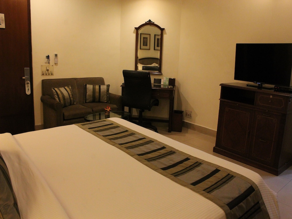 Executive Room, 1 King Bed, City View - Photo 4
