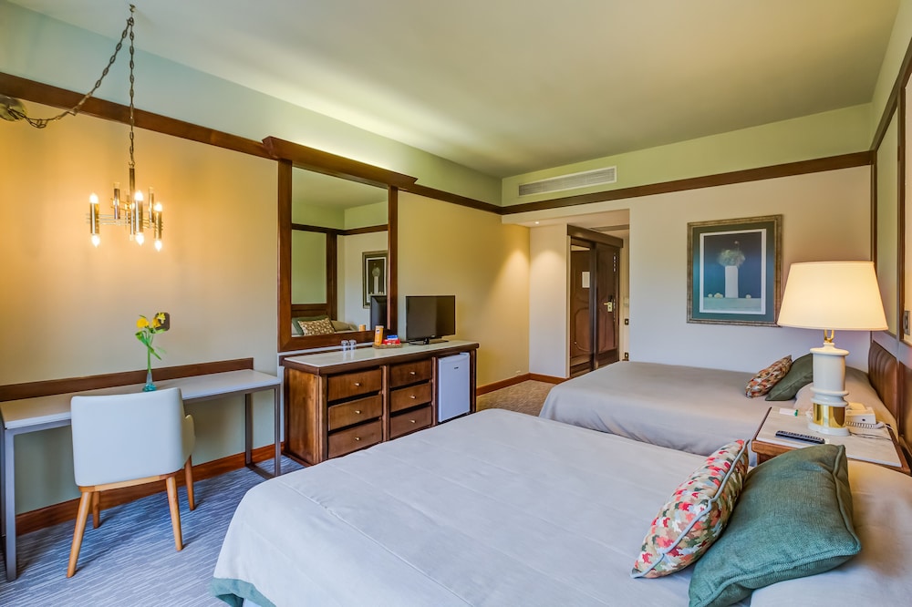 Premier Quadruple Room, 2 Double Beds - Photo 4