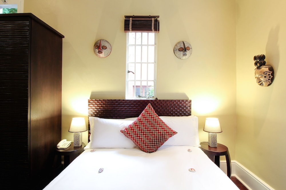 Cheetah Queen Size Room photo 3