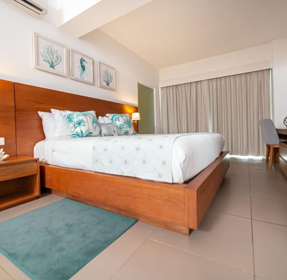 Junior Studio Suite, 1 King Bed, Balcony, Pool View photo 3
