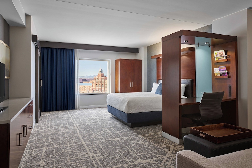 Executive Suite, 1 King Bed with Sofa bed, City View - Photo 2