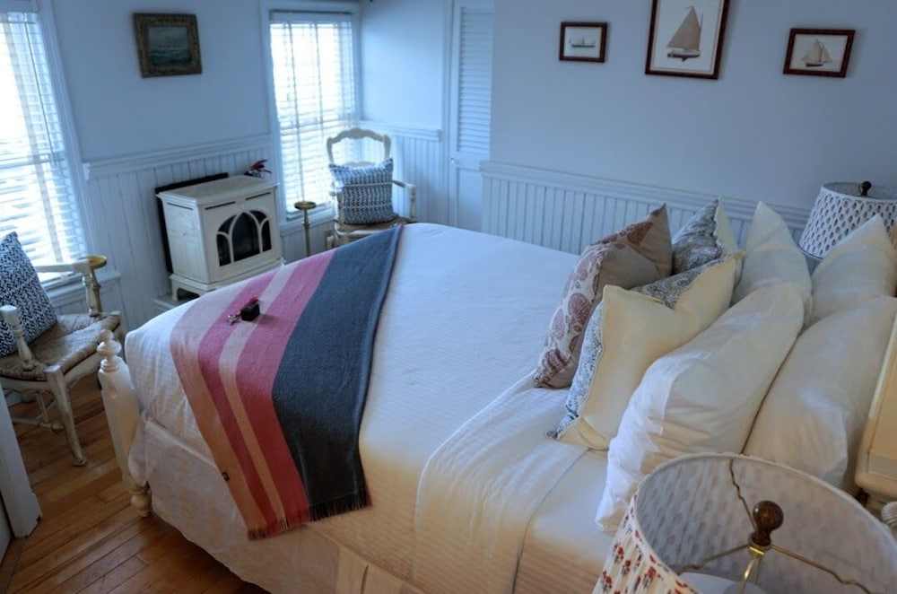 Petite Bedroom