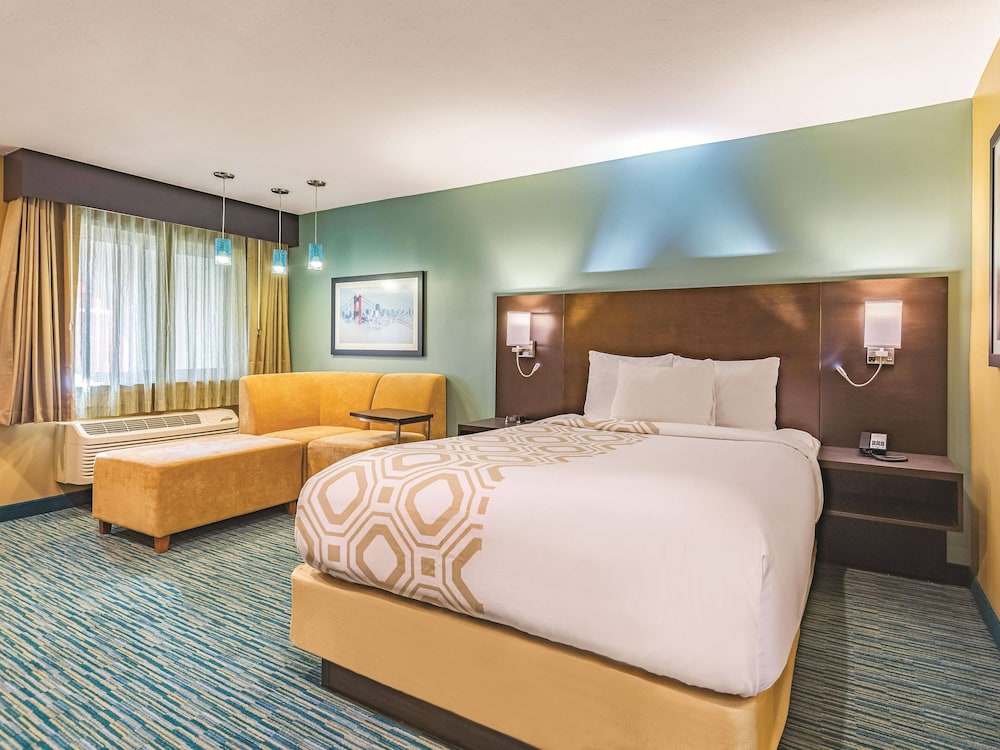 Deluxe Room, 1 Queen Bed, Non Smoking photo 2