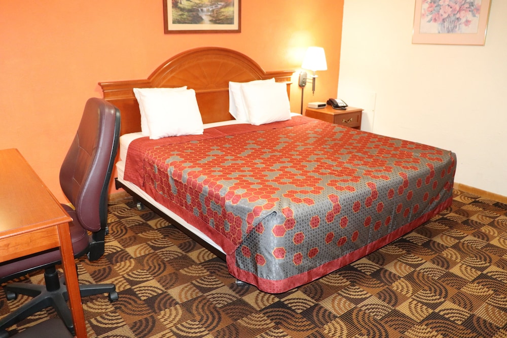 Basic Room, 1 King Bed photo 2