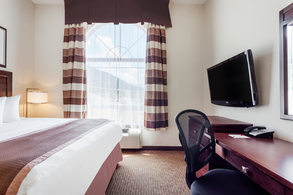 Suite, 1 King Bed with Sofa bed, Fridge, Microwave, Non Smoking - Photo 3