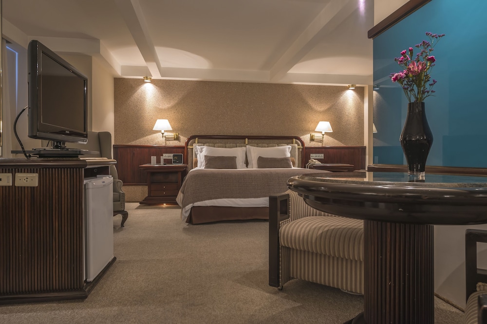 Available room thumbnail 5