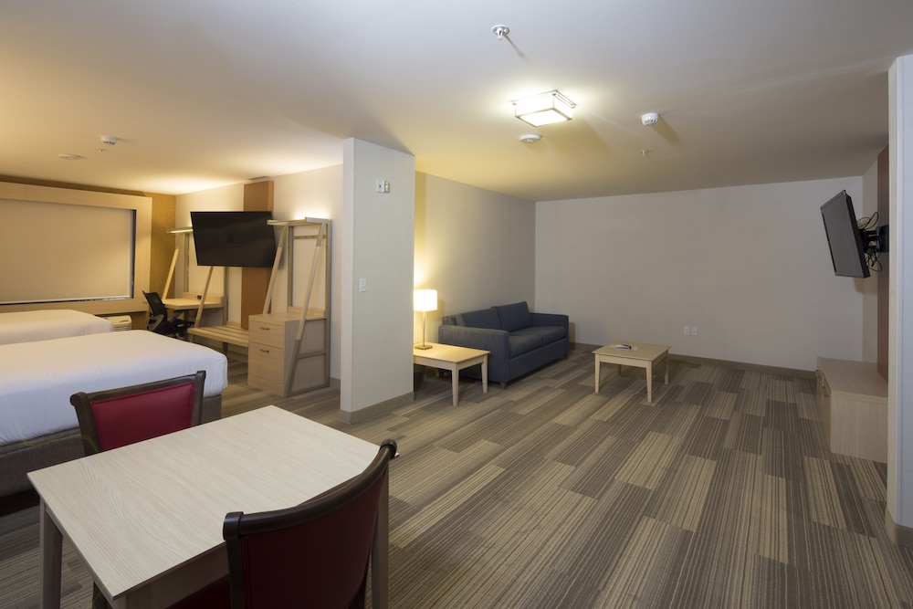 Suite, 2 Queen Beds, River View (Living Area)