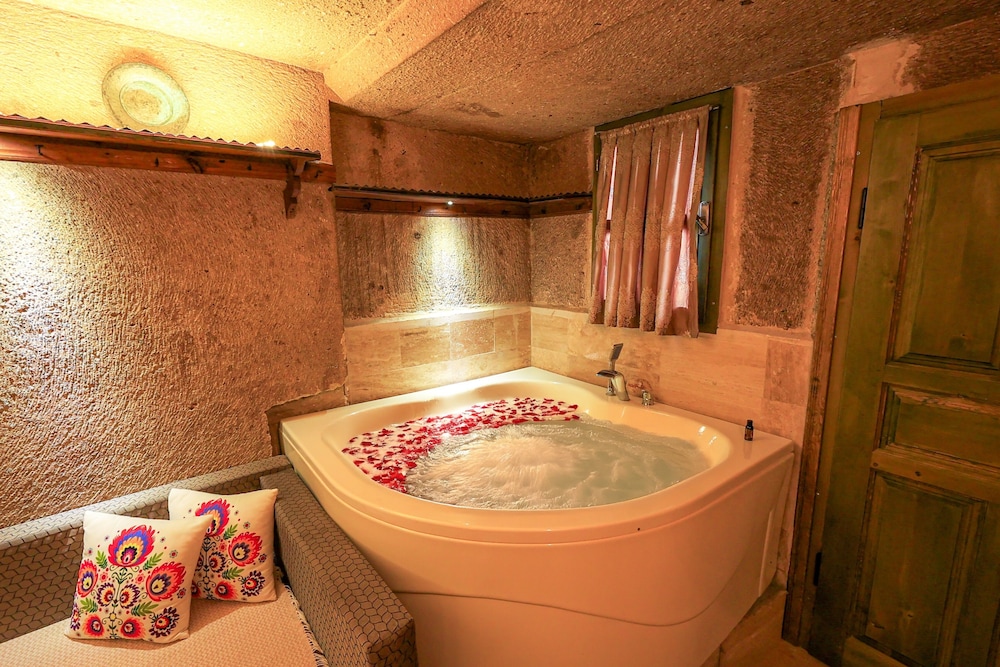 Superior Room, 1 Bedroom, Non Smoking, Jetted Tub (4) - Photo 2