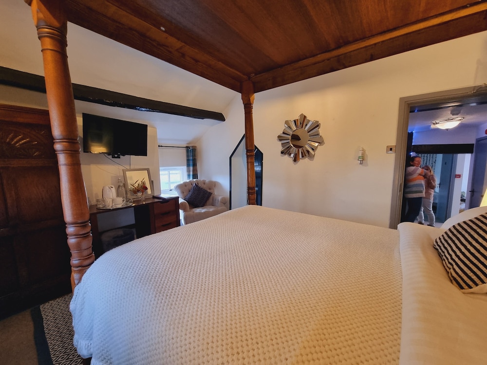 Double Room (Four Poster Bed, Room 6) photo 3