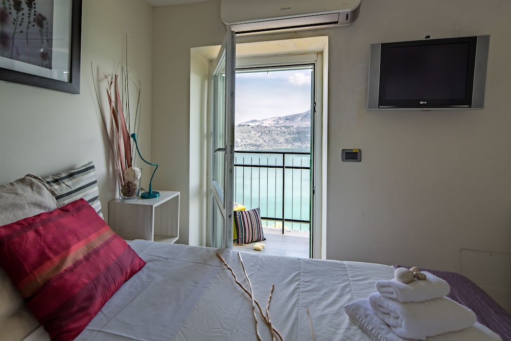 Penthouse, 2 Bedrooms, Terrace, Lake View - Photo 5