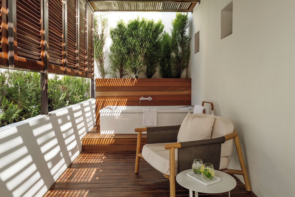 Premium Suite - Photo 11