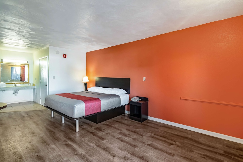 Deluxe Room, 1 King Bed, Non Smoking, Refrigerator & Microwave - Photo 5