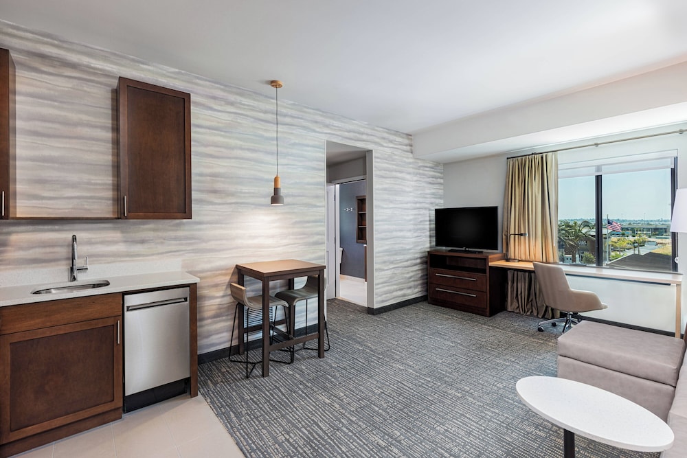 Suite, 1 Bedroom - Photo 1