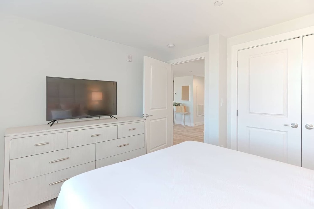 Premier Condo, 1 Bedroom, Balcony, Harbor View (203) photo 2