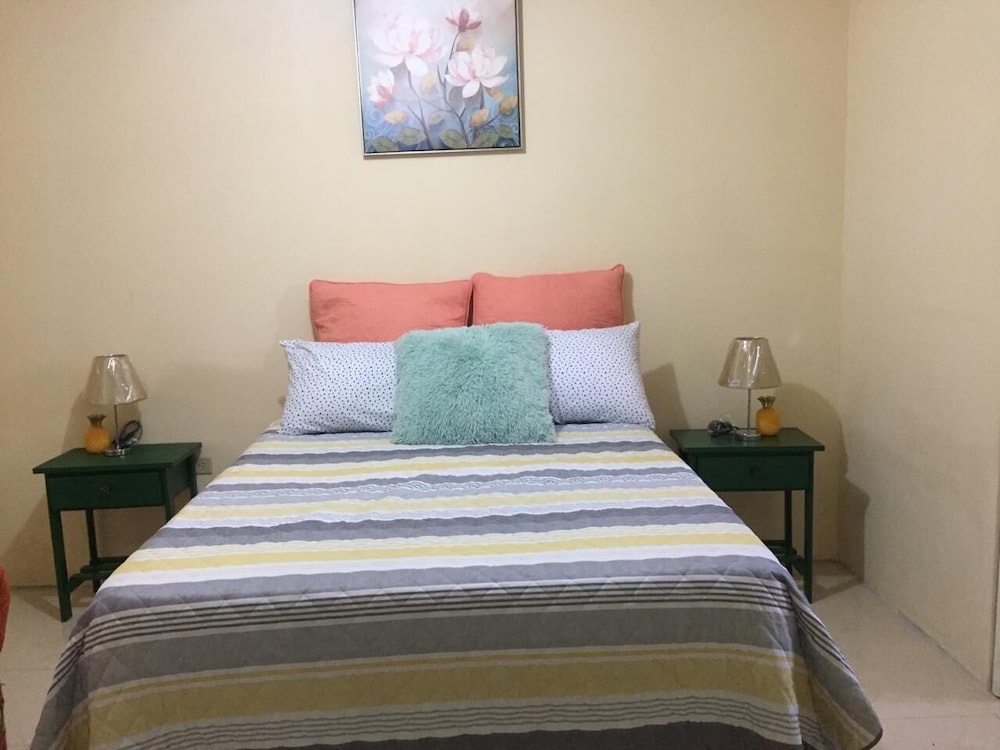 Standard Room, 1 Queen Bed photo 2