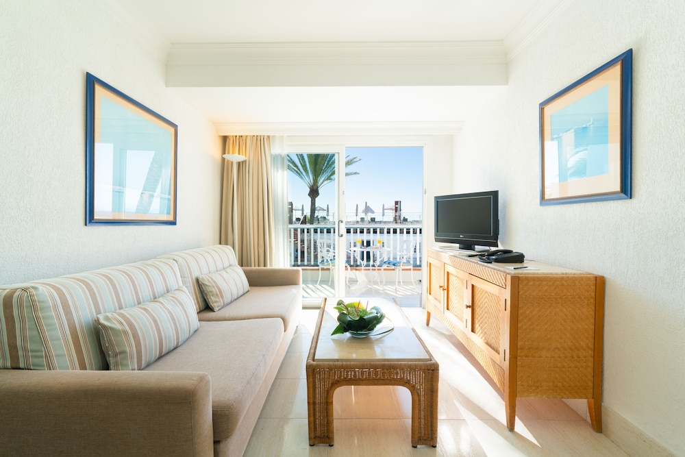 Two-bedroom apartment, pool view, balcony or terrace (3 adults)
