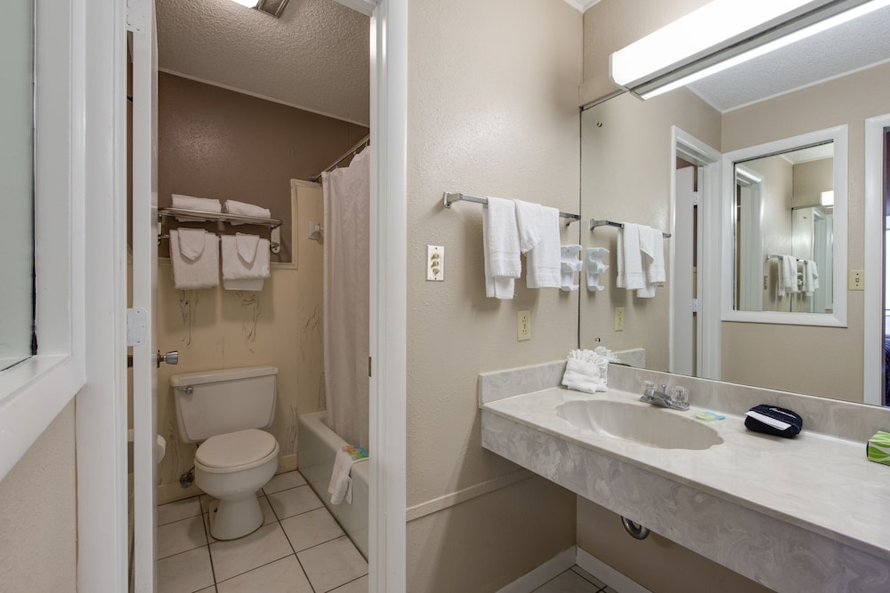 Room, 2 Queen Beds (No Pets) - Photo 4